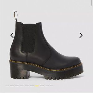 ROMETTY WYOMING LEATHER PLATFORM CHELSEA BOOTS Dr.Martens